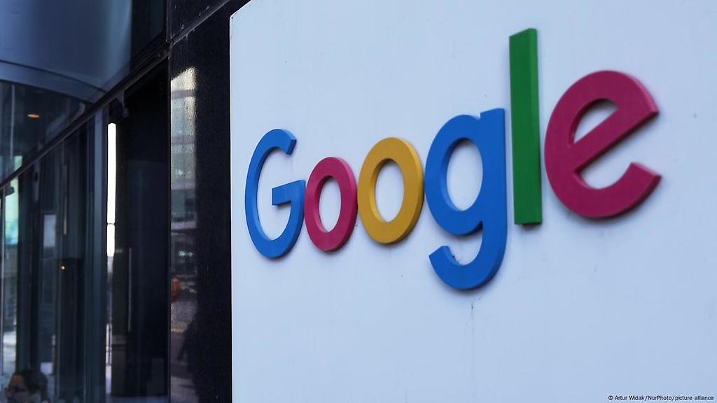 Google fue multado por la autoridad francesa de protección de datos por intercalar pestañas de promociones y redes sociales donde aparecen propagandas en forma de mensajes.