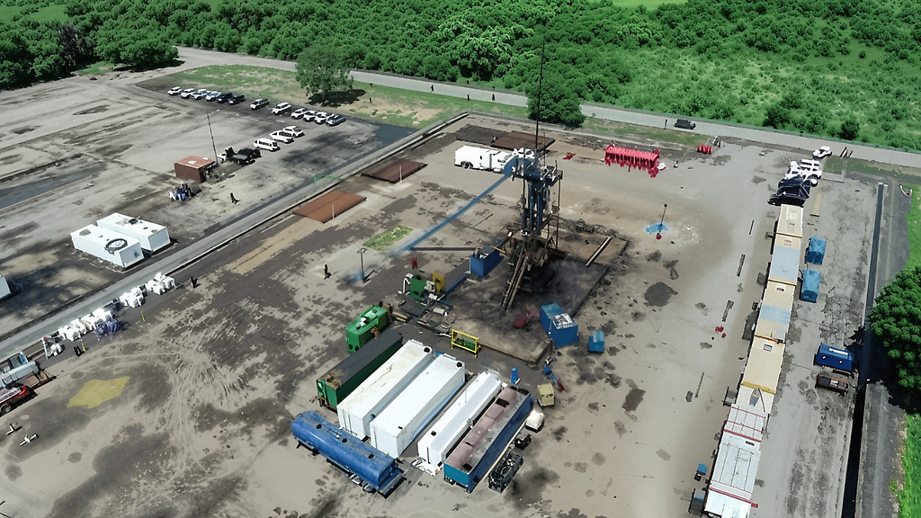 Emplean procesos técnicos como detonaciones y cañones, diseñados para limpiar y abrir canales de flujo en pozos que han estado inactivos.